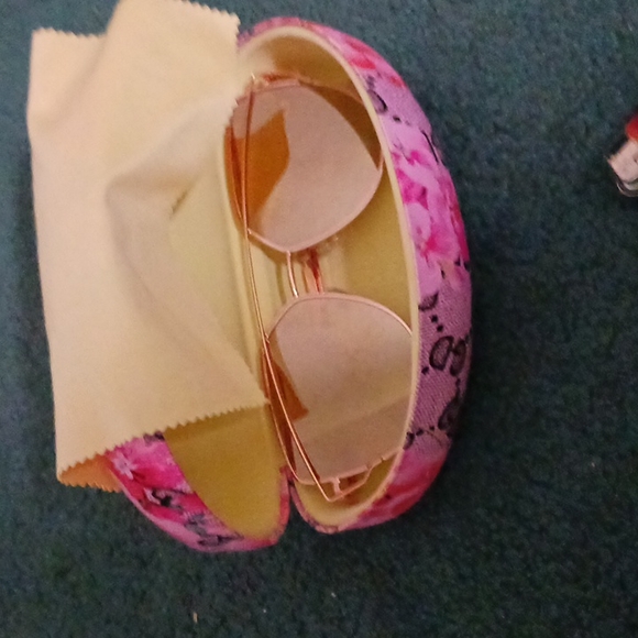 Rose gold mirrored sunglasses - Picture 3 of 4